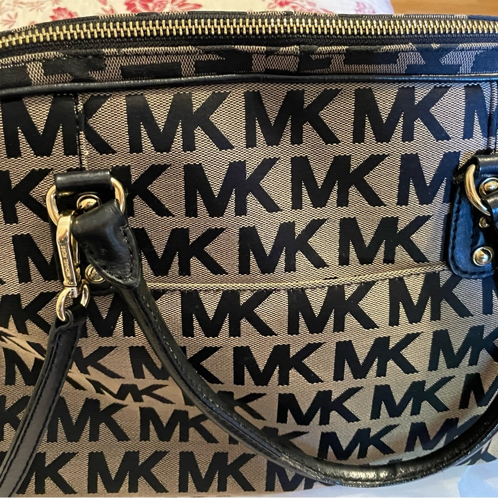 Michael Kors pocket book
